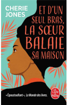 Et d'un seul bras, la soeur balaie sa maison