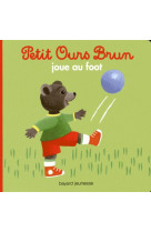 Petit ours brun joue au foot