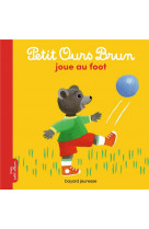 Petit ours brun joue au foot
