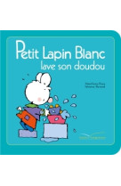 Petit lapin blanc lave son doudou