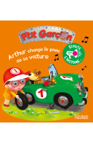 Arthur change le pneu de sa voiture