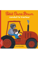 Petit ours brun conduit le tracteur