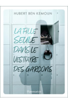 La fille seule dans le vestiaire des garçons