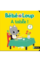 Bébé loup à table