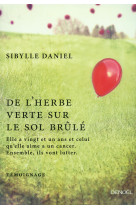 De l'herbe verte sur le sol brûlé