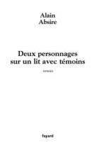 Deux personnages sur un lit avec témoins