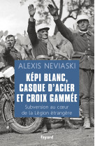 Képi blanc, casque d'acier et croix gammée